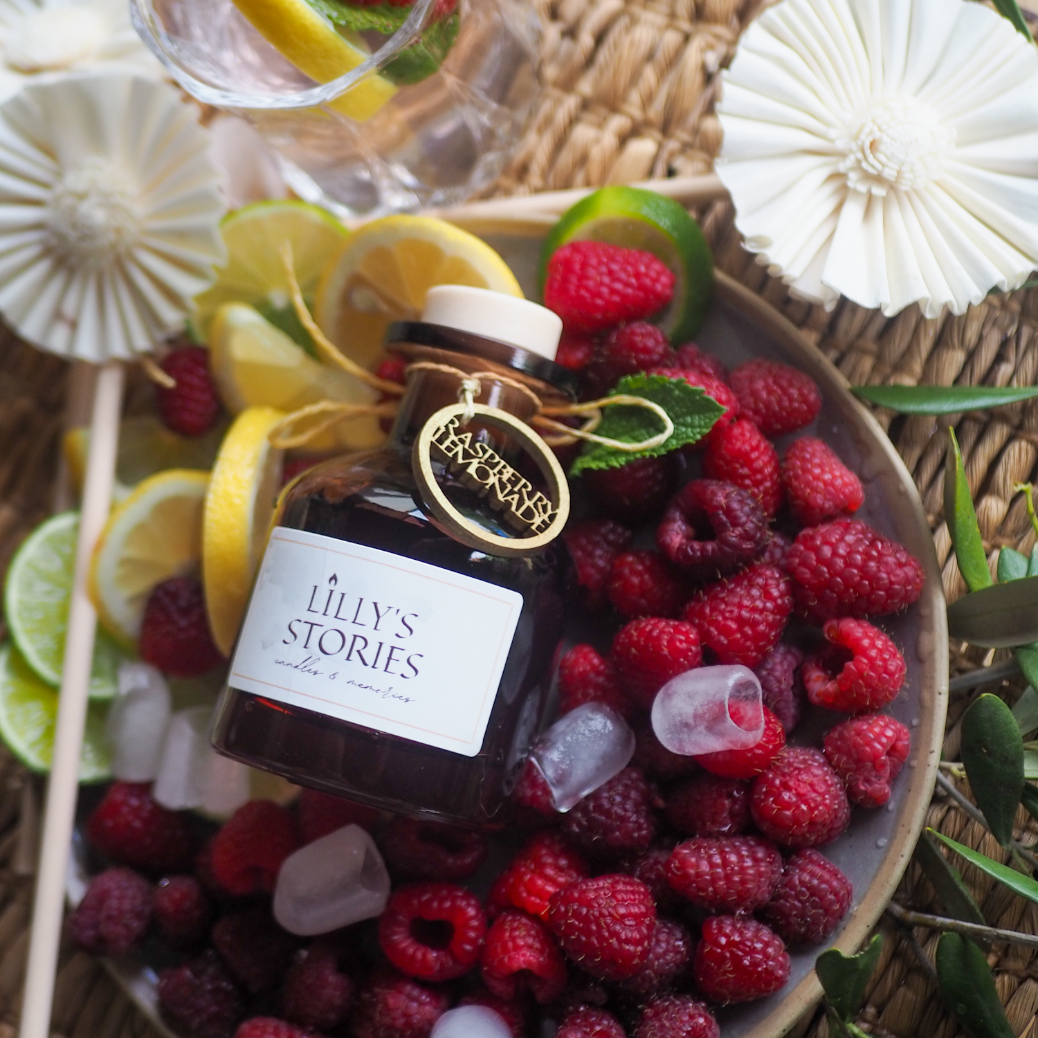 Dyfuzor „Raspberry Lemonade” 100ml o zapachu malinowej lemoniady z nutą cytrusów i wanilii. Kwiaty Shola pięknie zdobią wnętrze i uwalniają intensywny aromat!