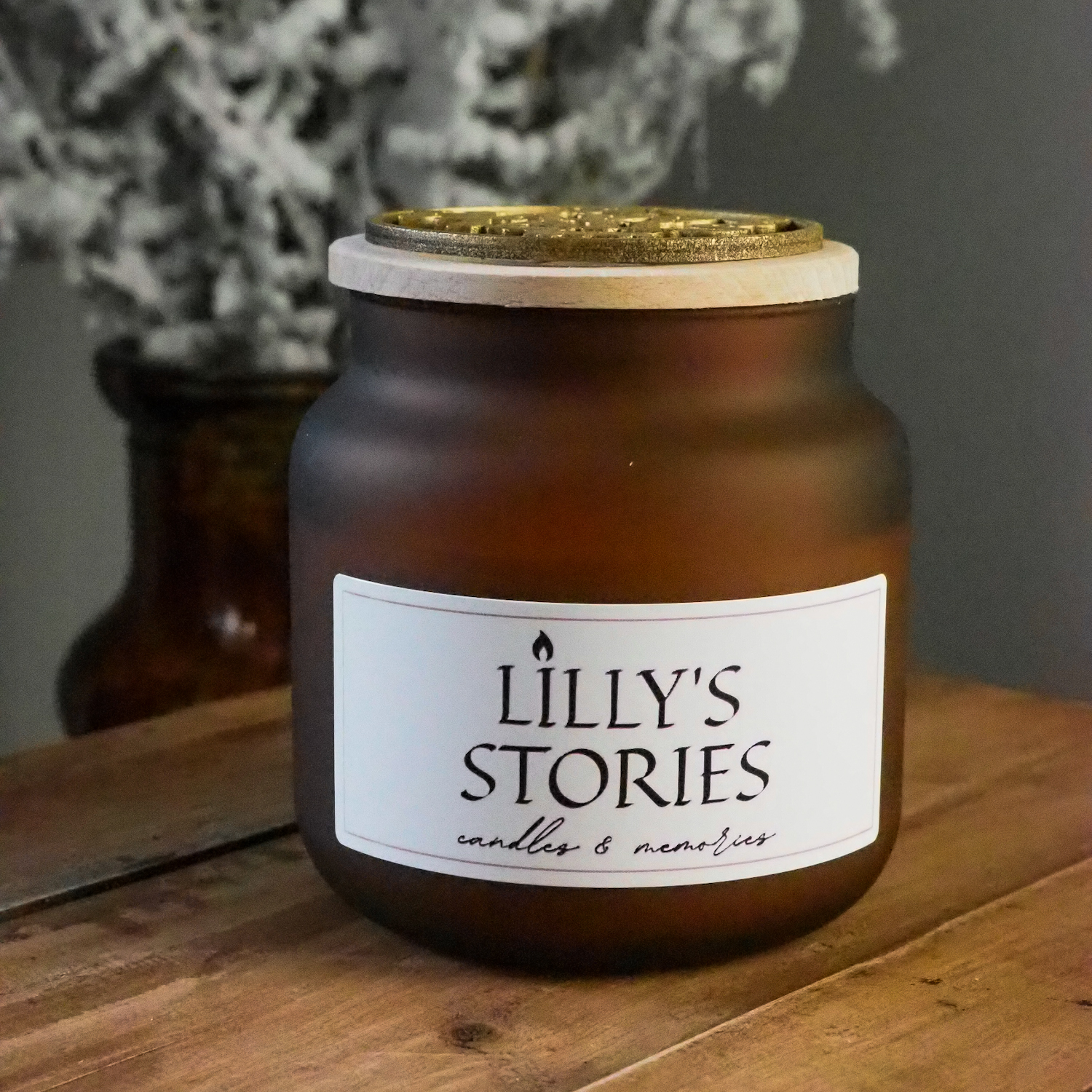 Scented candle made from natural coconut and apricot wax with essential oils in a dark matt jar with wooden lid with doggie engraving and the name Happy Tails.