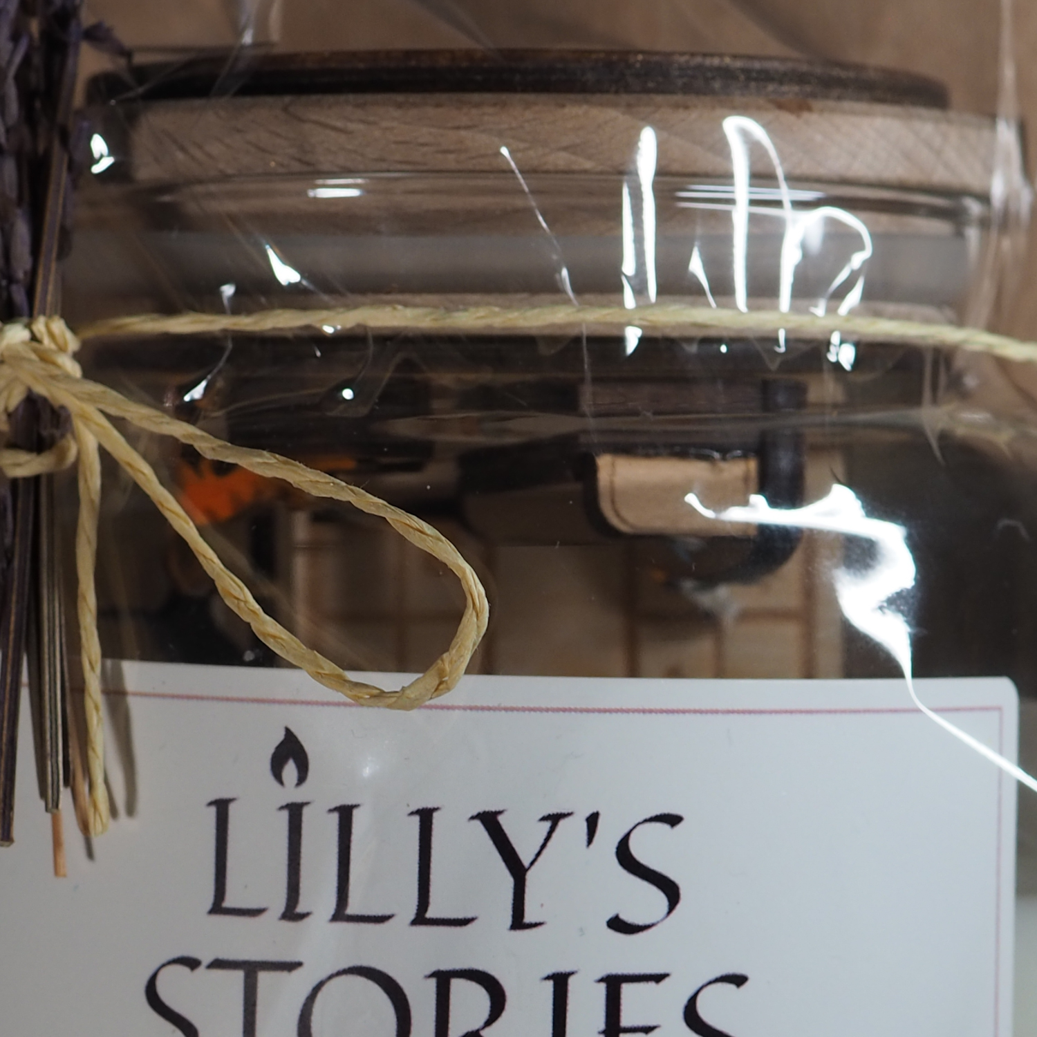 Подарункова свічка Happy Paws від Lilly's Stories з декоративною сценою зсередини будинку з 4 котами з альбомом для творчості своїми руками