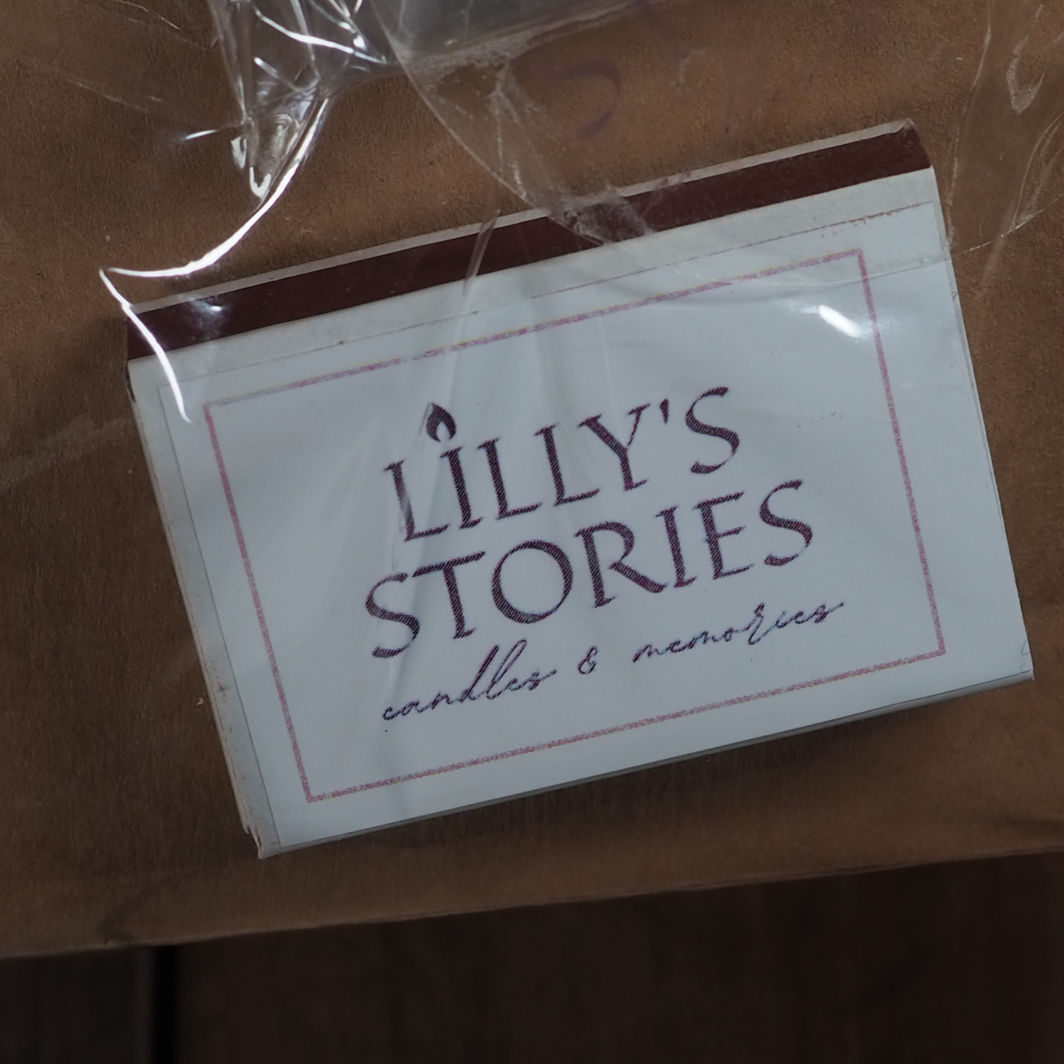 Подарункова свічка Happy Paws від Lilly's Stories з декоративною сценою зсередини будинку з 4 котами з альбомом для творчості своїми руками