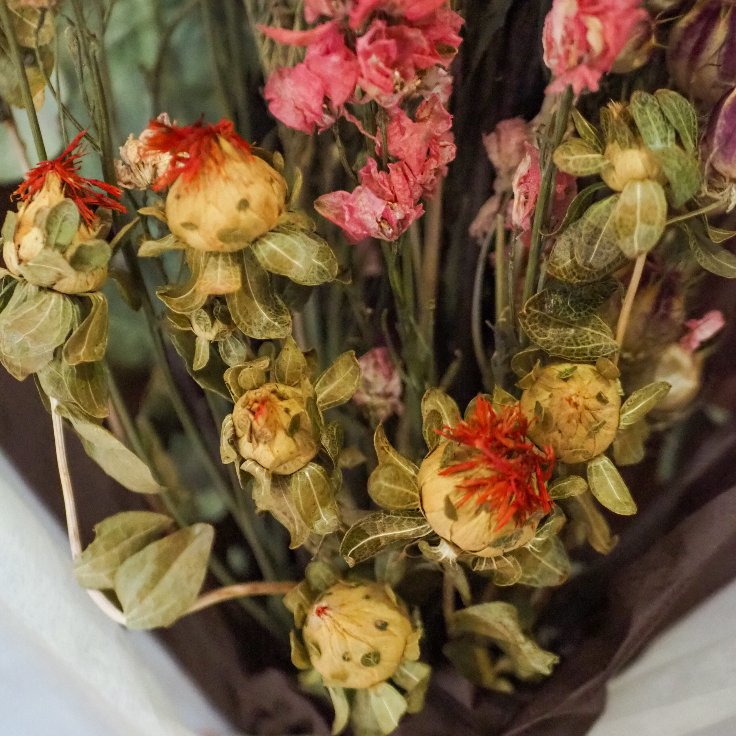 zbliżenie na Pachnący bukiet suszonych kwiatów 50 cm z perfumami do wnętrz, kolory różowy, zielony i żółty.