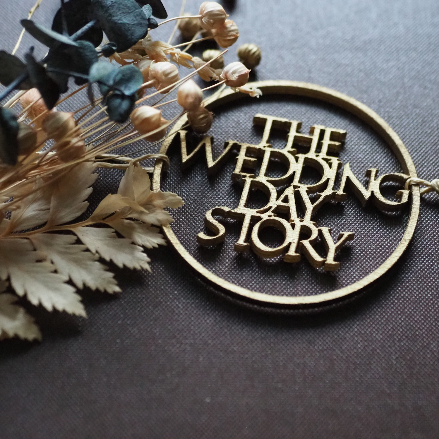 Mała świeca The Wedding Day Story o zapachu bukietu ślubnego