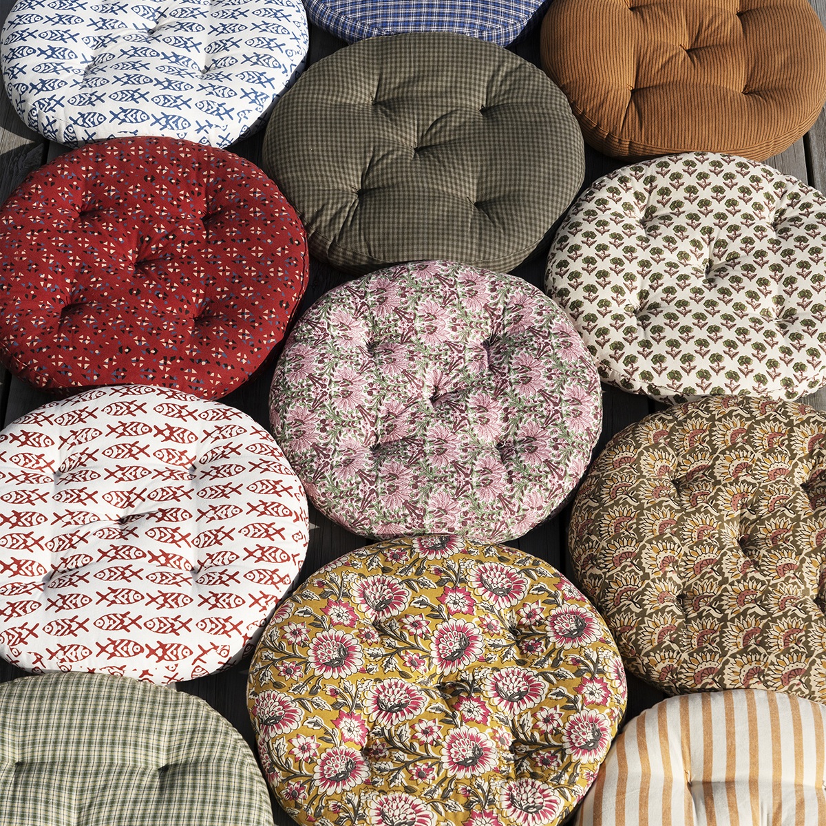 Kolorowa poduszka okrągła na krzesło. Wyjątkowo wygodna, zbita i odporna na brud. Prawdziwe rękodzieło z naturalnych tkanin. Sprawdź 12 unikalnych wzorów!