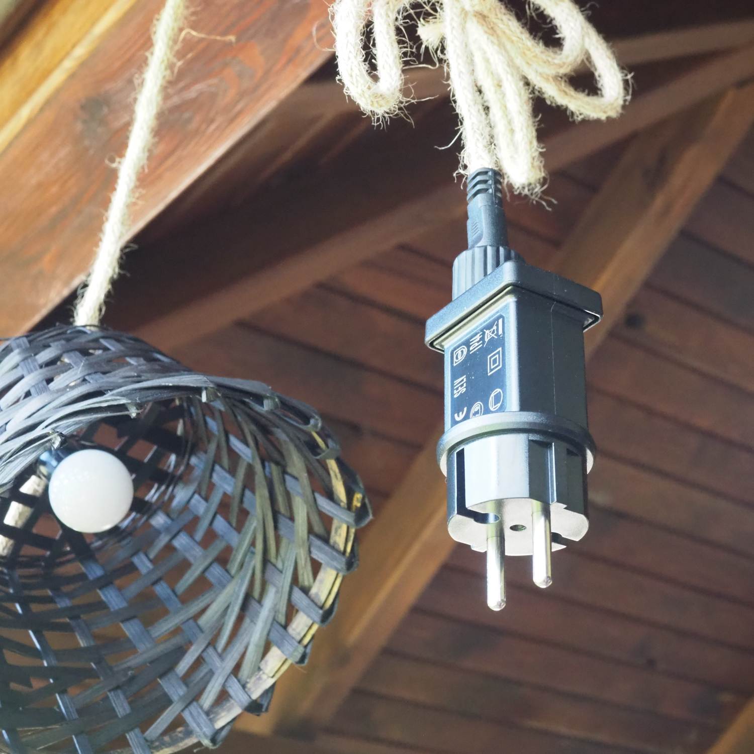 Bambusowe lampiony LED na czarnym sznurze – girlanda świetlna z naturalnego czarnego bambusa (3,2 m, 8 lampek), nastrojowe oświetlenie tarasu.
