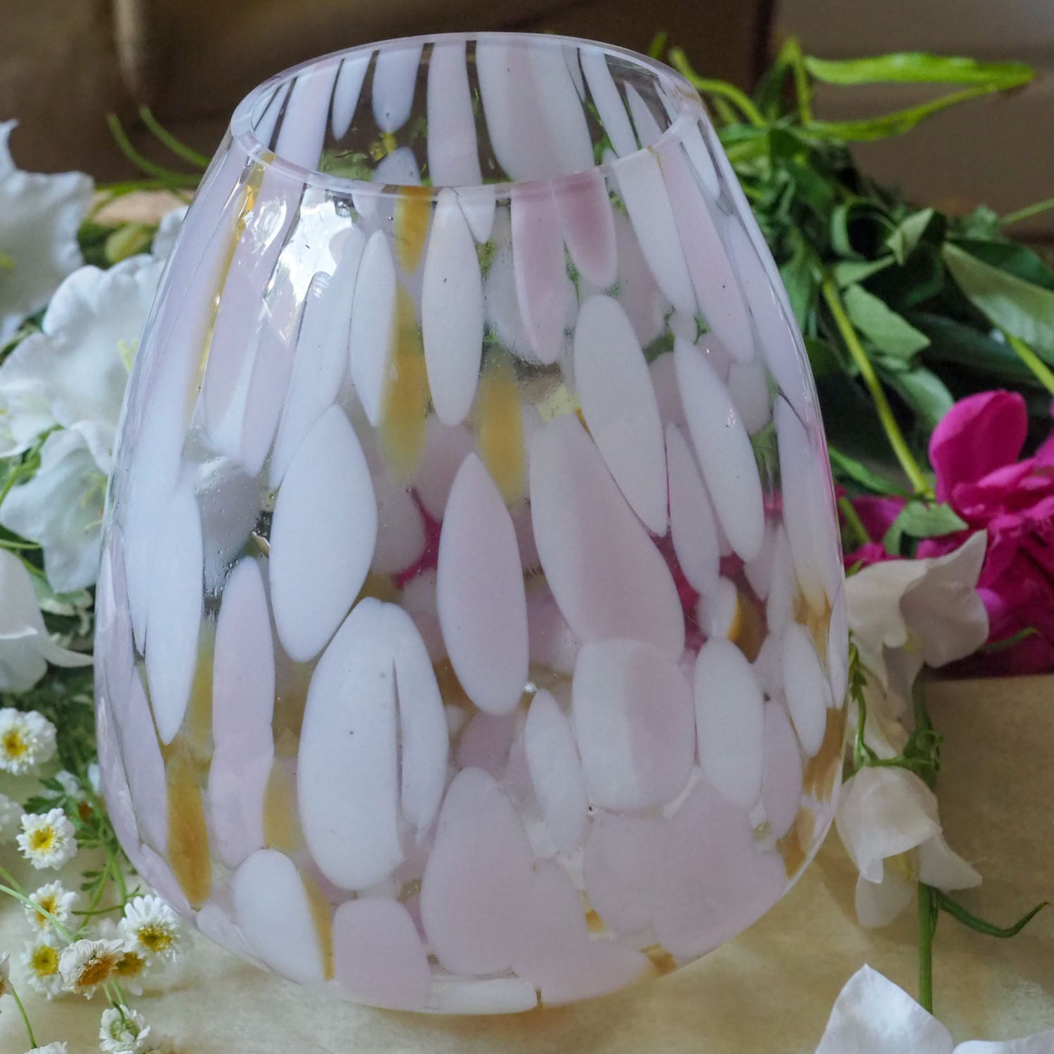 Ręcznie robiony wazon szklany (27 cm) z recyklingu. Unikalny, plamisty wzór w kolorach różu, kremu i żółci. Dodaj artystyczny akcent do wnętrza. Kup teraz!